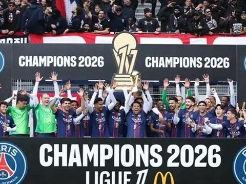 Lý do PSG nâng cúp vô địch Ligue 1 ngay trước khi thi đấu