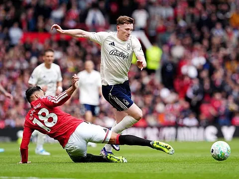 Lập cú đúp kiến tạo, Elliot Anderson chinh phục CĐV Man Utd