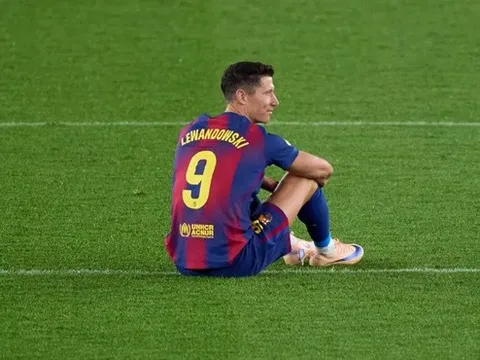 Lewandowski ngồi một mình giữa sân Camp Nou khi chia tay Barca