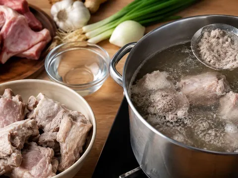 Chần xương nên cho vào từ nước nguội hay đợi nước sôi? Mách bạn mẹo chuẩn để nước hầm thơm ngon