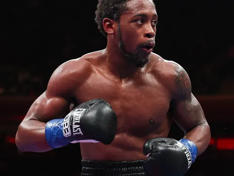 Keyshawn Davis áp đảo hoàn toàn Nahir Albright trong trận tái đấu nhuốm màu thù hận