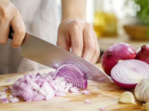 Vì sao thái hành tỏi lại cay mắt? Mẹo đơn giản giúp không còn cảnh “nước mắt giàn giụa”