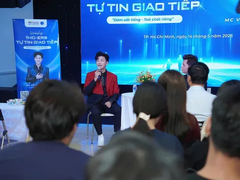 Diễn giả Vũ Mạnh Cường cà nhắc lên sân khấu chỉ một ngày sau ca mổ chân