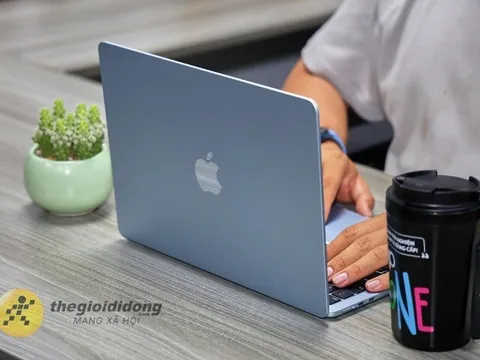 Đừng làm theo, lắp đặt RTX 5090 vào MacBook Air chip M4 để chơi game