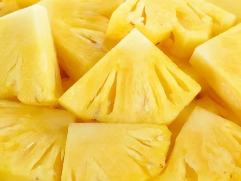 Không cần muối, dứa gọt xong cho vào ngâm cùng thứ này ăn vào hết rát lưỡi, còn ngọt hơn bình thường