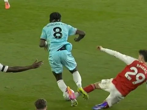 Carragher phản bác Vieira vụ Havertz thoát thẻ đỏ