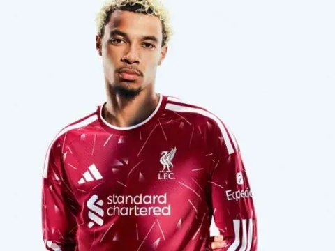 Liverpool trình làng áo đấu mới phong cách hoài cổ