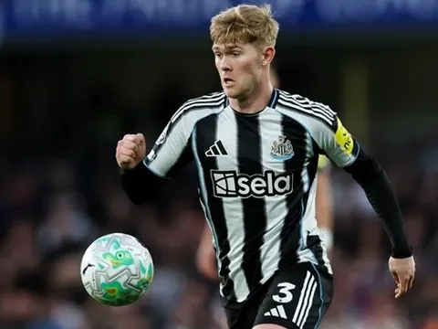 Newcastle lo mất Lewis Hall vào tay Manchester United