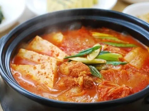 Cách nấu canh kim chi ngon cay cay chua chua: Ăn một lần nhớ mãi