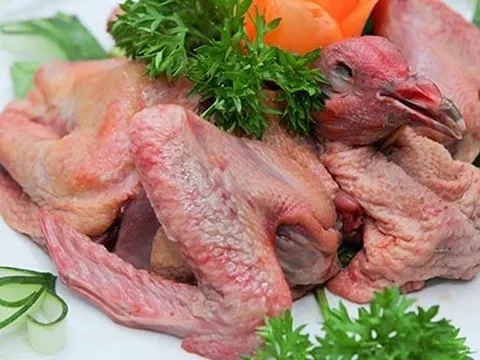 Vì sao thịt chim bồ câu phải dìm trong nước, xào rau răm?