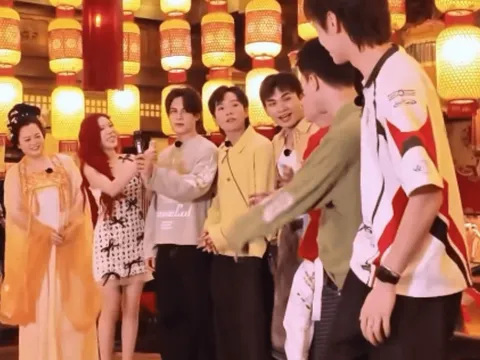Bắt trọn khoảnh khắc Trang Pháp hội ngộ UPRIZE tại Trung Quốc, netizen đồn đoán về “siêu dự án” mới