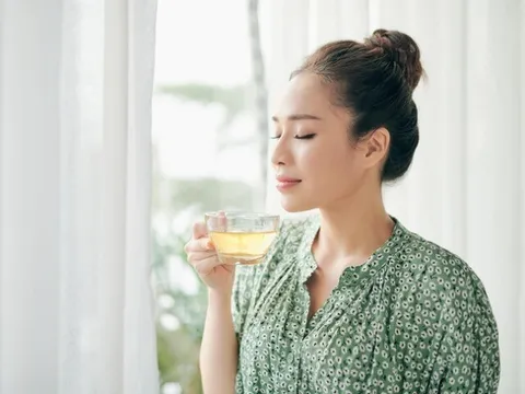 Người uống trà xanh và nước lọc, ai mới thật sự chống lão hóa tốt và ít bệnh tật hơn?