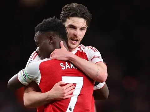 Arsenal lần đầu in logo vàng lên áo đấu nhờ vô địch Ngoại hạng Anh