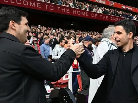 Giúp Arsenal vô địch, HLV Iraola hóm hỉnh vòi quà Arteta