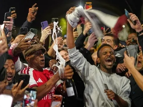 Arsenal lên ngôi, Ian Wright bật champagne ăn mừng