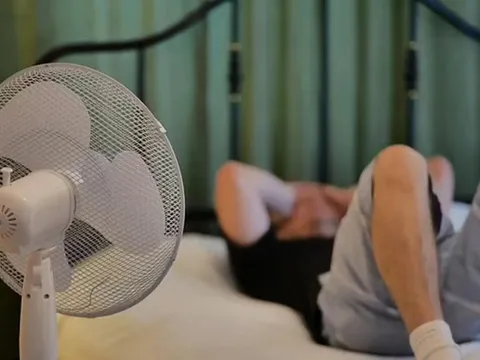 Bật quạt hướng vào đầu hay hướng vào chân là tốt nhất?