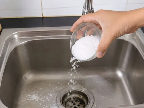 Đổ một ít muối xuống cống trước khi ngủ: Mẹo nhỏ mang lại nhiều lợi ích bất ngờ