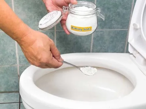 Rắc nắm bột này vào nhà vệ sinh: Khử hết mùi hôi, không cọ cũng sạch