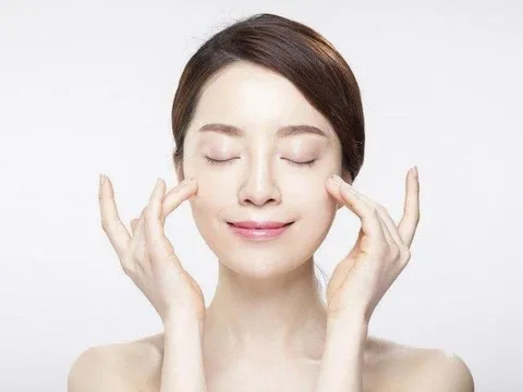 Làn da sần sùi, lỗ chân lông to cải thiện rõ rệt nhờ thay đổi cách rửa mặt và dùng serum đúng cách