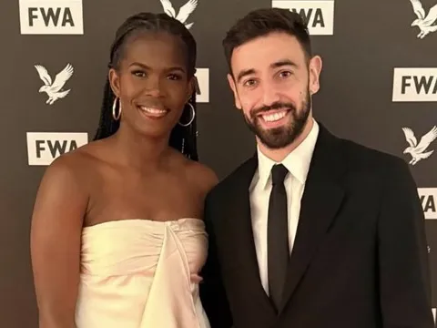 Bruno Fernandes cùng Bunny Shaw nhận giải Cầu thủ của năm