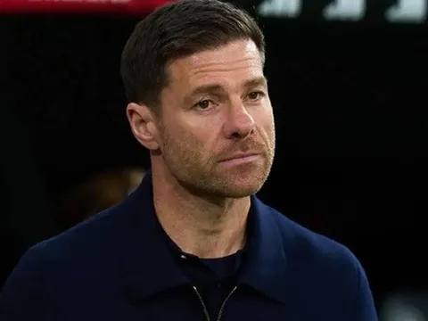 Gus Poyet khuyên Chelsea trao quyền mua sắm cho Xabi Alonso