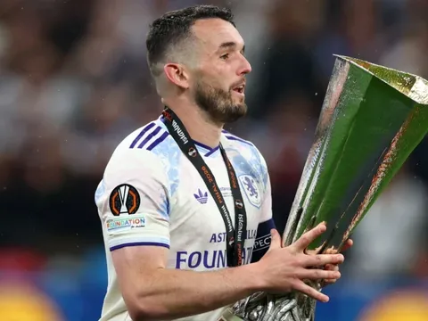 McGinn vỡ òa ngày Aston Villa vô địch Europa League