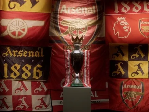 Arsenal lần đầu nâng cúp Ngoại hạng Anh trên sân khách sau 22 năm