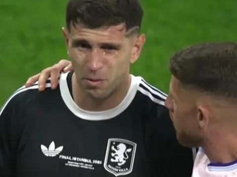 Martinez bật khóc nức nở trong ngày Aston Villa vô địch Europa League