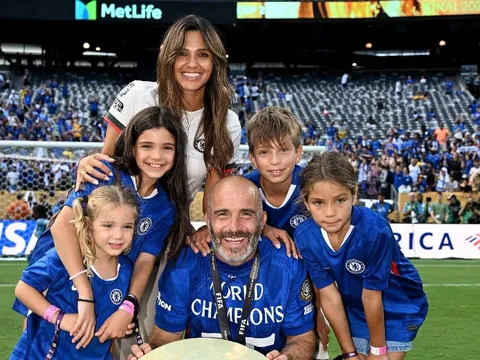 Bóng hồng thầm lặng phía sau ứng viên ghế nóng Man City