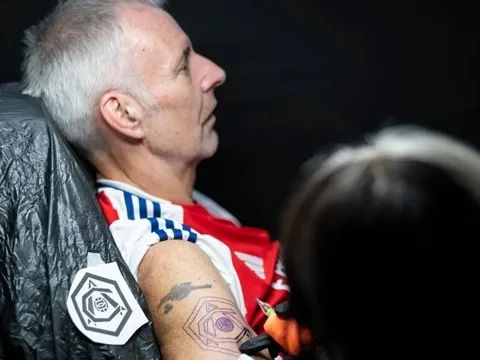 Fan Arsenal rủ nhau xăm hình ăn mừng vô địch sau 22 năm