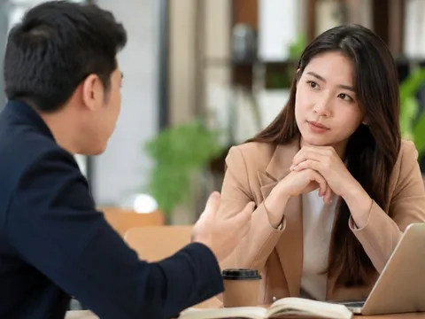 Bị góp ý phản ứng thế nào thể hiện EQ cao? 5 cách xử lý khiến người khác nể hơn tranh cãi