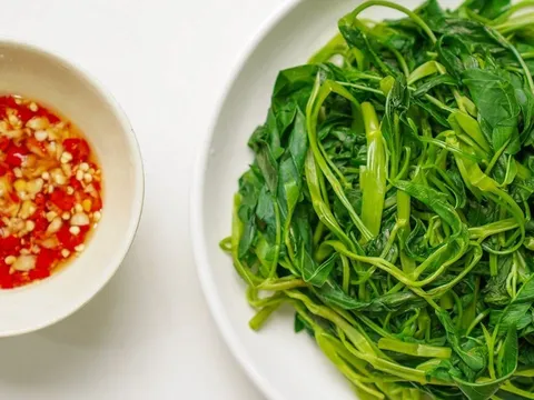 Luộc rau muống đừng thả ngay vào nồi: Bỏ thêm thứ này vào trước rau xanh giòn, không thâm đen