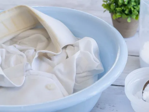 Mẹo tẩy sạch quần áo trắng bị ngả màu cháo lòng, ố vàng