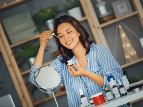 Phương pháp “bánh mì kẹp” giúp da khô giữ ẩm tốt hơn khi ngồi điều hòa cả ngày