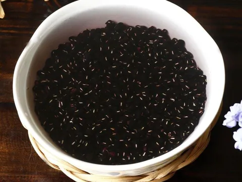 Vì sao phải ngâm đậu đen trước khi nấu chè? Có 3 lý do quan trọng