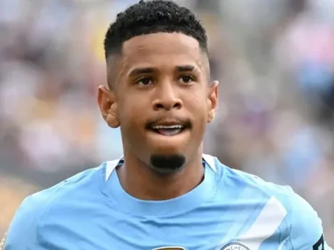 Không thể cạnh tranh vị trí, Savinho bị Man City rao bán