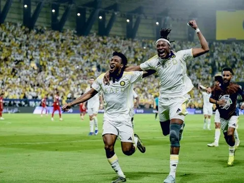 Simakan lấy cúp vô địch đáp trả những lời mỉa mai Ronaldo