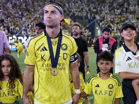 Ronaldo hòa nhịp cùng fan ăn mừng chức vô địch của Al-Nassr