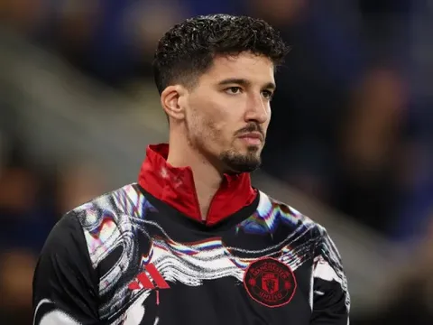 Bayindir bóng gió về chuyện rời Man Utd