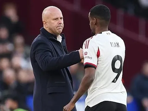 Liverpool đón cú hích lớn từ Alisson và Isak