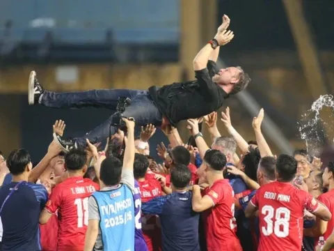 CAHN thống trị V.League và sự khát khao vươn ra biển lớn