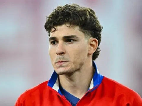 Arsenal gặp khó trong vụ Julian Alvarez
