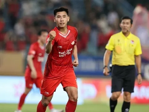 Xuân Tiến lập siêu phẩm giúp Viettel giữ lại 1 điểm