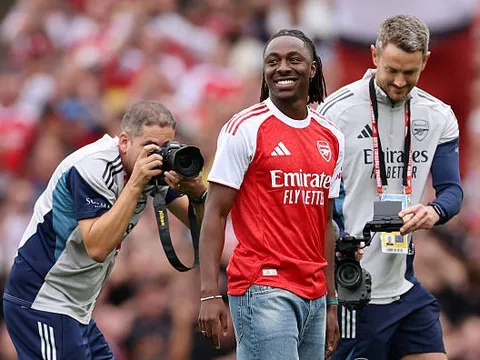 Eze vô địch cùng Arsenal, HLV Crystal Palace mỉa mai Tottenham