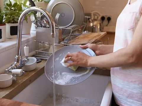 5 món đồ trong bếp càng rửa càng bẩn, vi khuẩn dễ tích tụ mà nhiều người đang dùng sai cách
