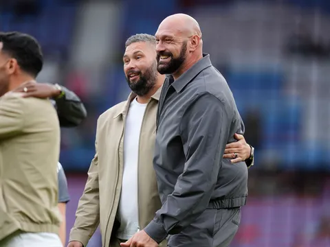 "Điều đó đang gặm nhấm anh ta": Tony Bellew khẳng định Tyson Fury chưa thể chấp nhận sự vĩ đại của Oleksandr Usyk