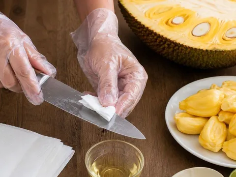 Mẹo làm sạch nhựa mít dính dao, dính tay cực nhanh: Đừng rửa nước ngay kẻo càng dính