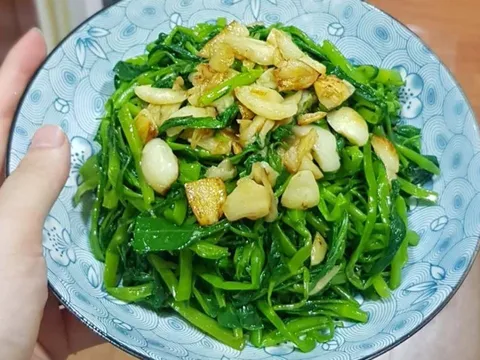 Mẹo xào rau muống xanh biếc, giòn tan, để nguội không thâm đen