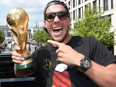 Lukas Podolski chính thức tuyên bố giải nghệ