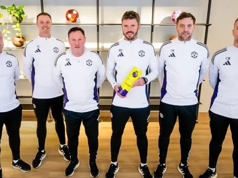 Ban huấn luyện của Michael Carrick chính thức gia hạn với MU